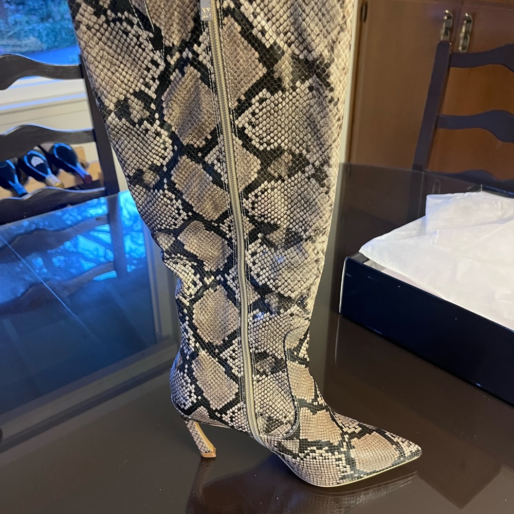 New York & Co. Women’s pointy knee high tall boots! Size 9